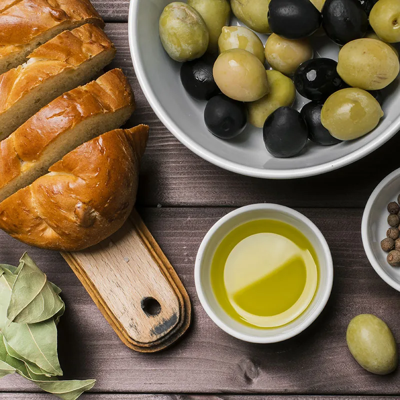 vista superior aceitunas organicas pan casero 2